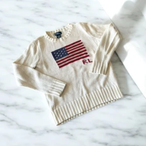 Ralph lauren tröja  - 🔹 Märke: Ralph Lauren  🔹 Storlek: S 🔹 Färg: Vit 🔹 Material: 100% bomull 🔹 Skick: Bra skick finns inga defekter  📦 Snabb leverans & noggrant packad. Fråga gärna om du har några frågor! 😊