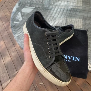 Lanvin skor - Hej, säljer nu dessa snygga och trendiga lanvin skor. Skorna är i fint men använt skick. En grej att märka på att att vardera captoe har fått sig sig ett litet färgstänk som knappt syns, men går säkert bort med rätt medel. Dustbag fås med vid köp. Hör gärna av er med frågor och funderingar.