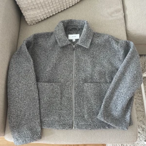 Jacka - En vårjacka från VILA. Nypris 549kr. Köparen står för frakten. Pris kan diskuteras vid snabb affär.