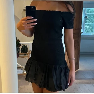 Svart off-shoulder klänning med ballong kjol - Som ny, använd max 2 gånger. Inga defekter, strl S. OPS bild 1 LÅNAD, bild 2-3 är mina.❤️