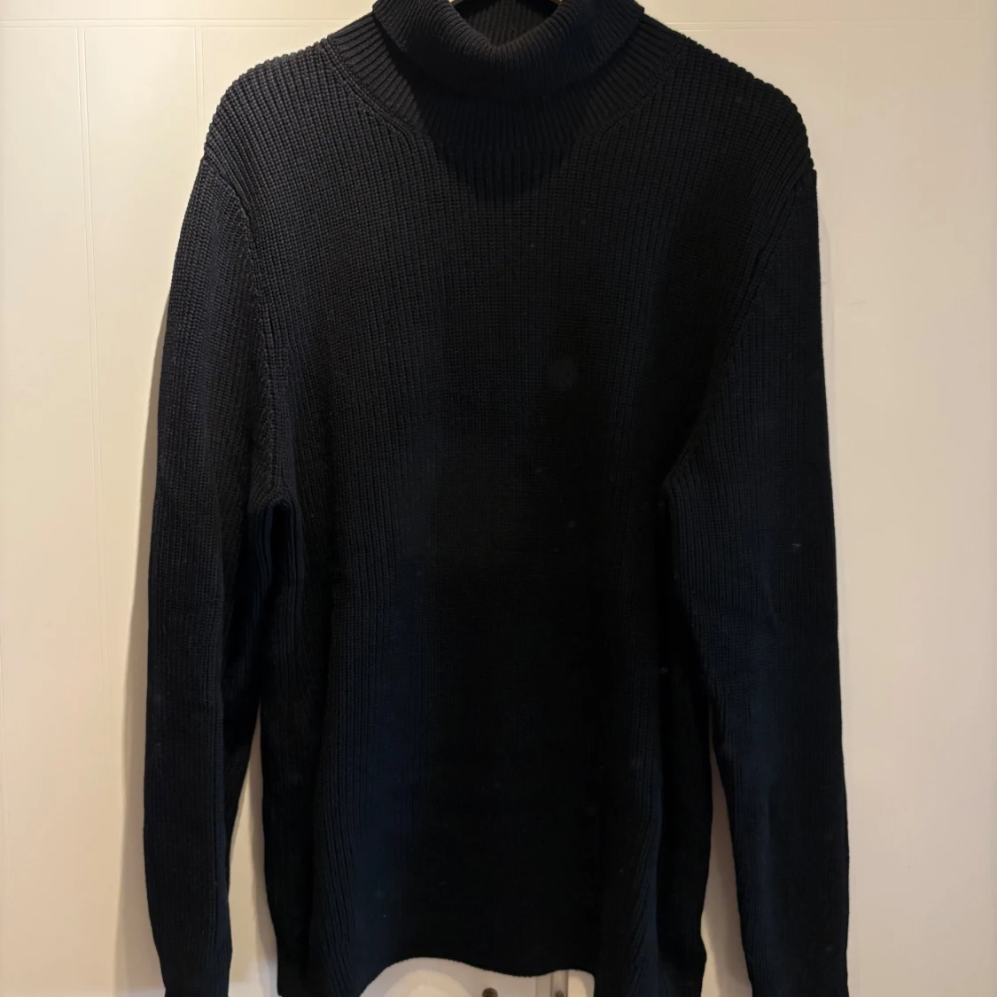 Svart stickad polotröja från H&M