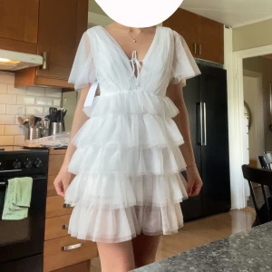 Vit klänning bubbleroom - Superfin klänning som passar perfekt till studenten, hittade en annan klänning som jag ville ha därför säljer jag denna! Aldrig använd med prislappen på, nypris 999kr. Pris kan diskuteras
