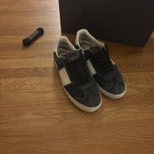 Valentino flycrew - Säljer ett par snygga valentino flycrew. Det är 3 nitar borta. Du får med box och ett par extra snören. 