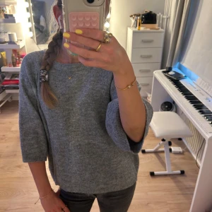 Grå stickad tröja från 157 - Mysig grå stickad tröja från 157 med rund halsringning och trekvartsärm🩶 Tröjan har en enkel och stilren design, perfekt att matcha med jeans eller kjol, materialet känns mjukt och bekvämt mot huden😇