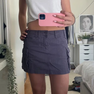 Grå/ lila cargokjol med fickor - Jätte fin, använt en gång. Som i nyskick. Från Brandy Melville❤️