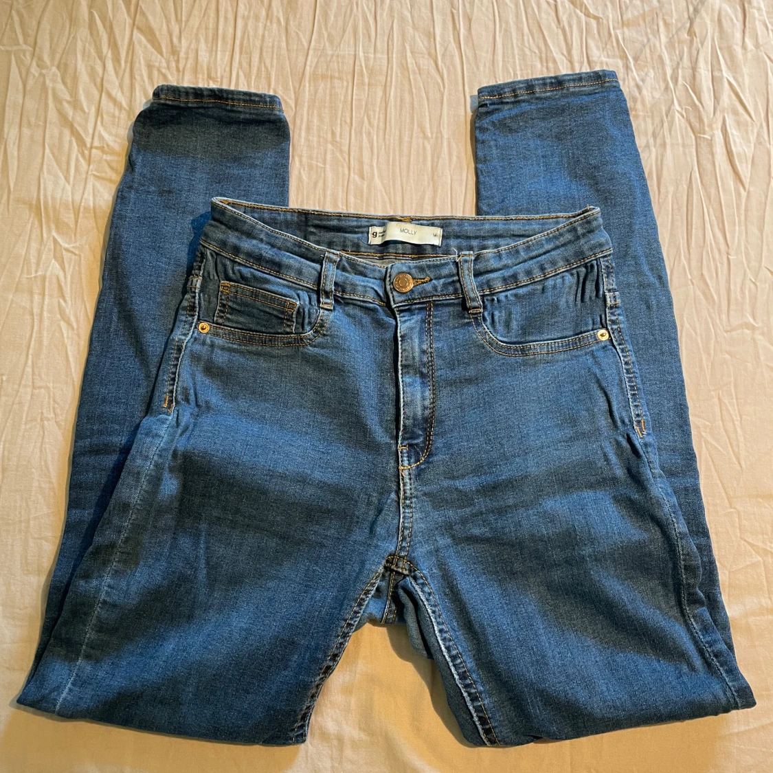 Blå jeansbyxor Molly från Gina Tricot