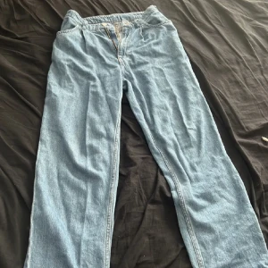 Ljusblå raka jeans - Säljer ett par klassiska ljusblå jeans med rak passform och normal midja. Byxorna har dragkedja och knapp framtill. Perfekta för en avslappnad stil och passar till det mesta.