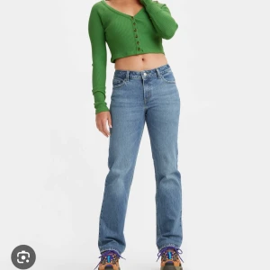 Levi's jeans  - Säljer ett par klassiska blå jeans från Levi's i modellen Low Pitch Straight, storlek W26. Jeansen är ej använda någon gång och är köpta för 1250