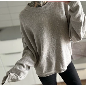 Nelly - Grå stickad tröja, strl S - Grå mysig stickad tröja från Nelly i storlek S. 🩶Dock lite nopprig