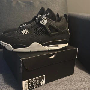 Jordan 4 - Ett par jordan4s black canvis i helt ny skick endast en liten repa där bak som dom kom med när jag köpte dom från nike har kvitto.