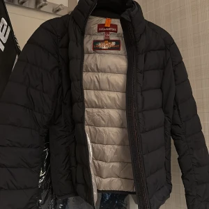 Parajumpers jacka - Svinsnygg Parajumpers jacka utan några defekter alls. En Super Lightweight som passar perfekt inför sommarkvällarna. Storlek Y-M vilket motsvarar cirka XS. Pris går att diskutera. Hör av er med frågor😊