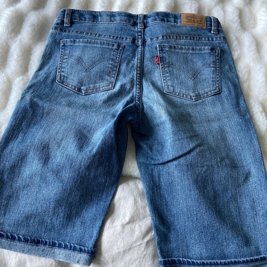 Blå jeansshorts från Levi's. Det passar bra för flickor runt 150m. - 1