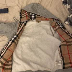 Burberry hoodie - Säljer min burberry hoodie då jag inte använder den mer den är som en helt ny knappt använd. Storlek M men passar också S.  Kan gå ner i pris vid snabbaffär!!!