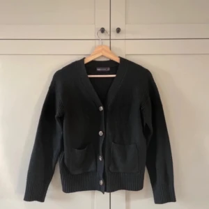 Stickad kofta - Stickad kofta med knappar