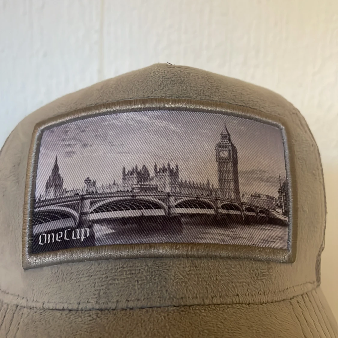 Grå keps med London-motiv från Onecap - 2