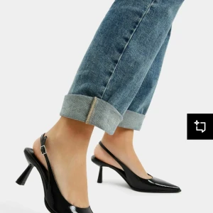 Svarta lackade pumps med öppen häl - Säljer dessa super snygga klackar ifrån bershka, använda en gång så dem är som helt nya. Skorna är i storlek 38 och säljs för 300kr