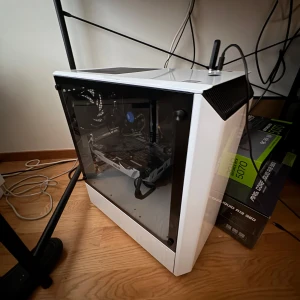 gamingdator - Säljer en vit stationär gamingdator med svart glasfönster på sidan. Chassit har en modern design och insidan syns tydligt genom glaset. Datorn är utrustad med ett grafikkort och flera fläktar för bra kylning. Perfekt för gaming eller tyngre arbete specs på datorn är CPU - intel i5 9600K  RAM - 16 GB fury  GPU Nvidia geforce GTX 1060 6GB   Dator uppnår förväntningarna på alla spel Dom främsta spelen jag har spelat är fortnite, CS GO och GTA 5, Schedule 1 som funkar perfekt utan problem.