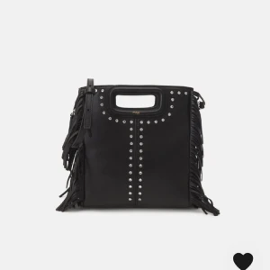 Maje väska!! - Säljer min superfina maje väska!! Alla nitar sitter kvar och den är sparsamt använd!💞💞 priset går att diskutera.