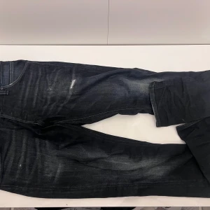 Jack n Jones Jeans - Mörkblå slim fit jeans från Jack n Jones med slitningar, passade aldrig riktigt mig så har inte haft på mig de så mycket, mycket bra skick!
