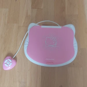 Hello kitty dator - Helt ny  hello kitty dator som funkar. Köpt  för 300kr säljer den nu billigare!