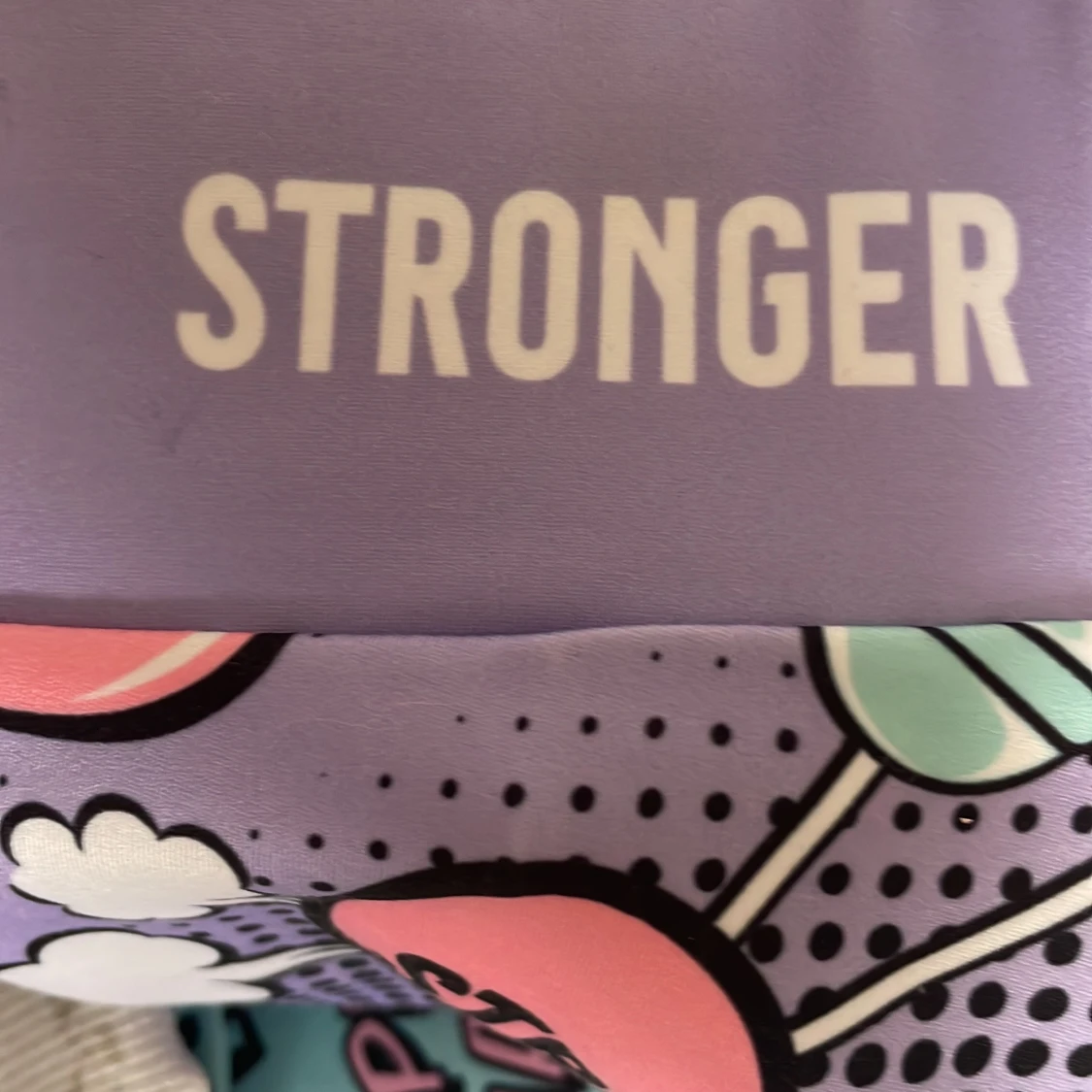 Lila leggings med pop art-mönster från Stronger - 3