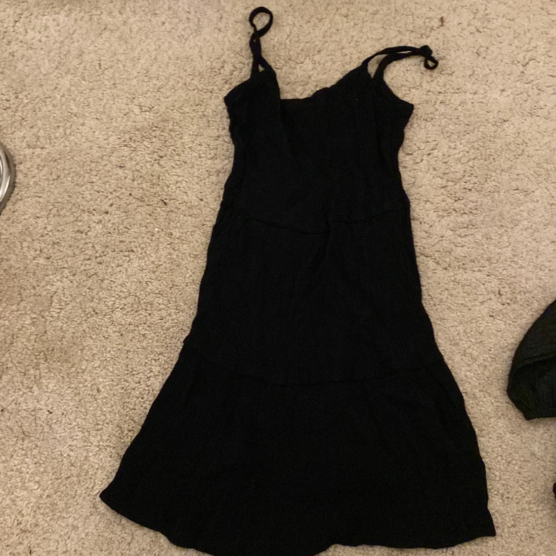 Svart kort klänning med smala axelband