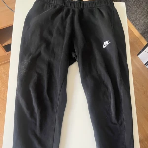 Nike club byxor - Nike club byxor bra skick förutom de är ett litet hål på vänster ben 