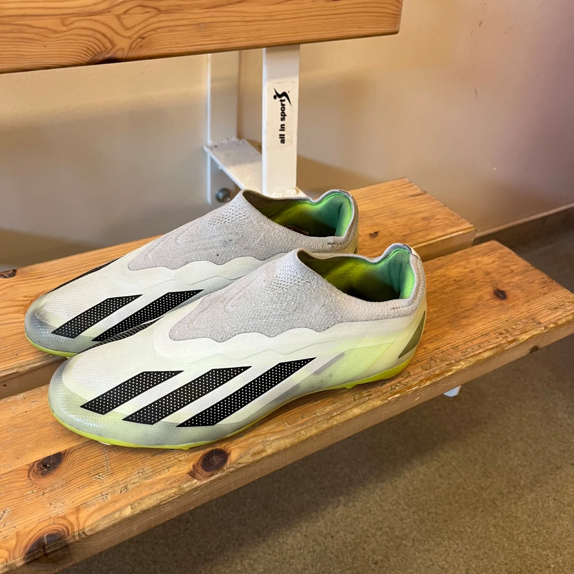 Adidas fotbollsskor med svart och grå design - 3