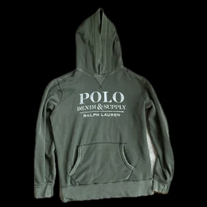 Ralph Lauren hoodie grön - Mörkgrön hoodie från Polo Ralph Lauren med vit logga på . Fint skick. Hör gärna av vid fler funderingar!