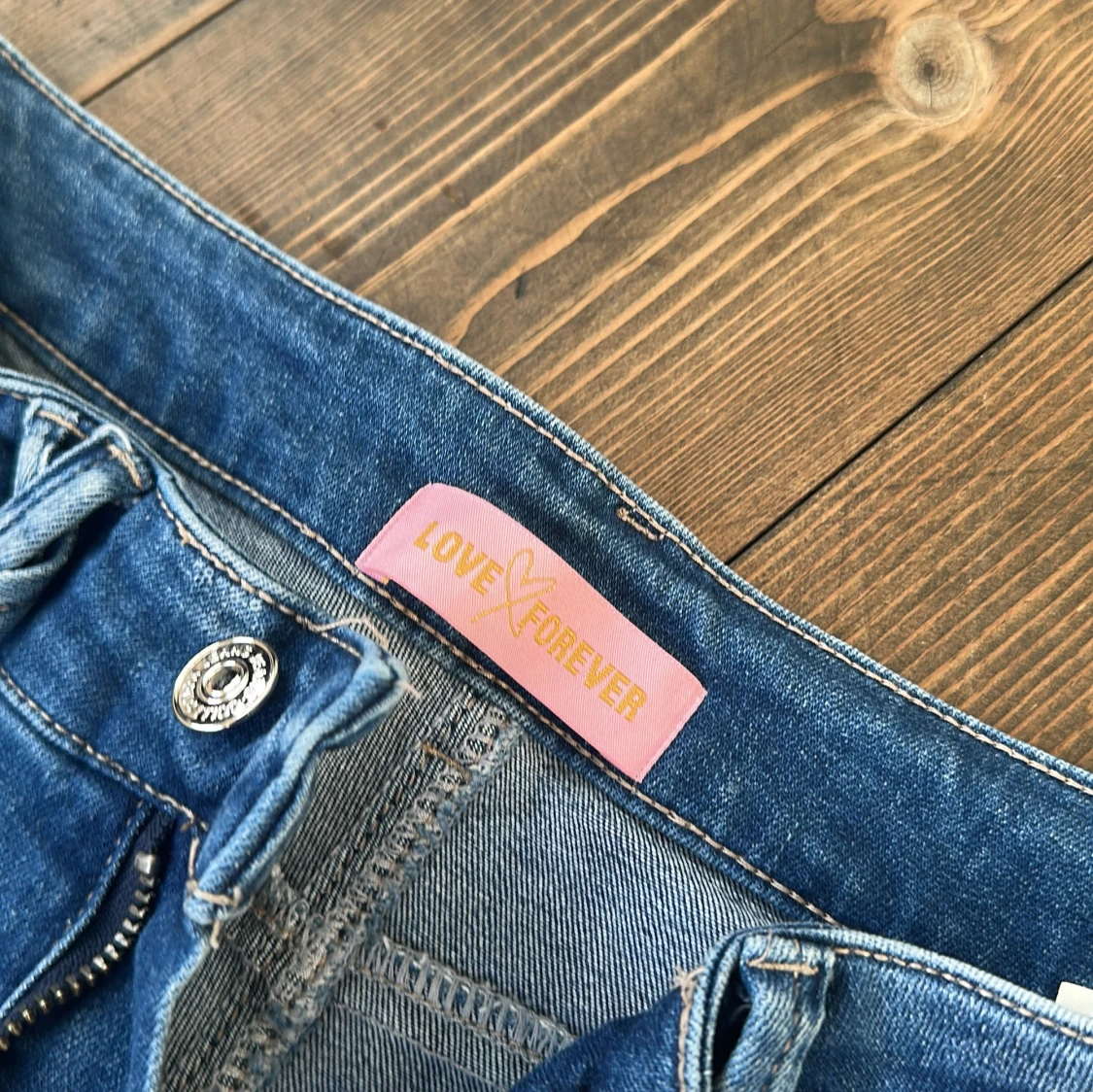 Blå slitna jeans med patchwork från Love Forever - 2