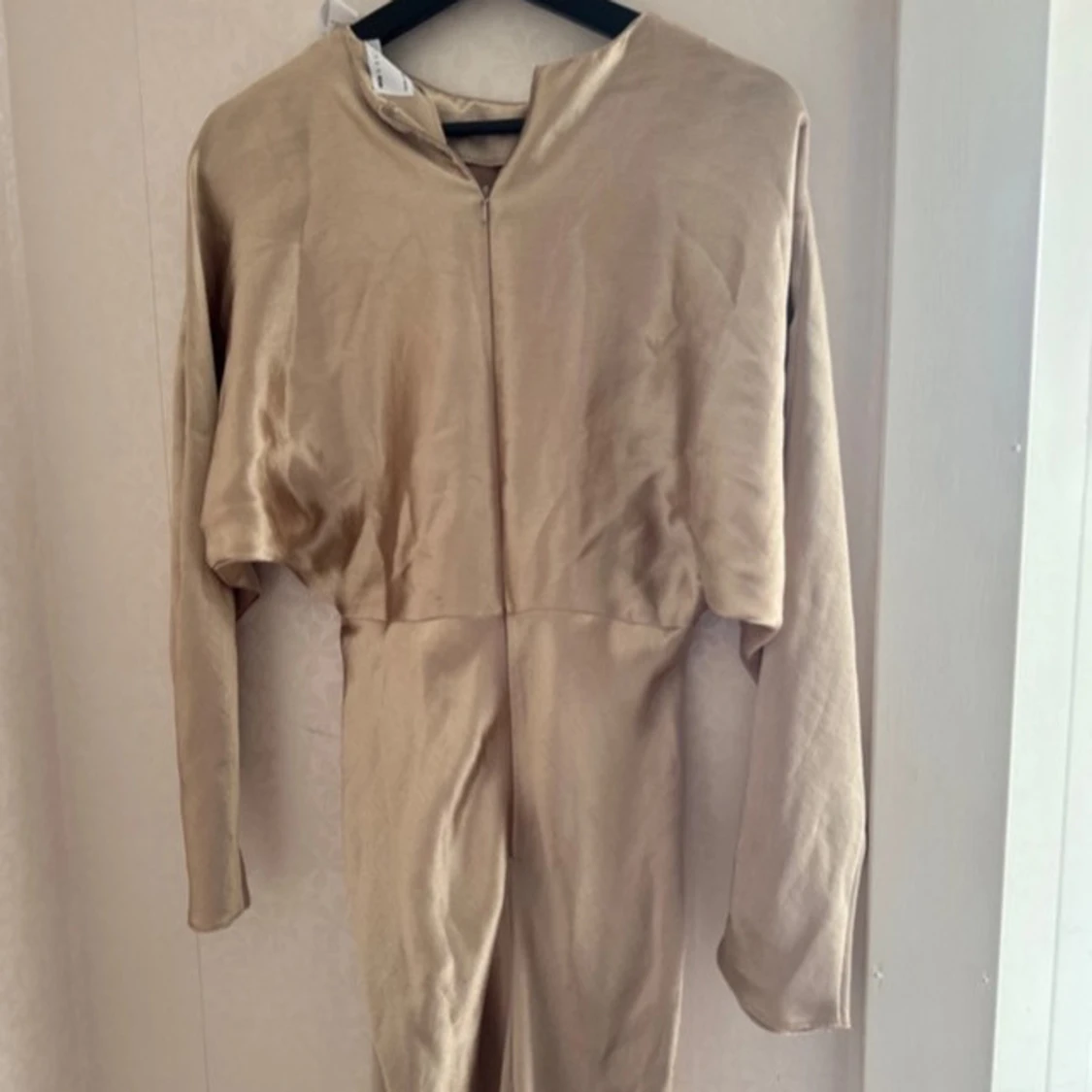 Beige långklänning med lång ärm - 1