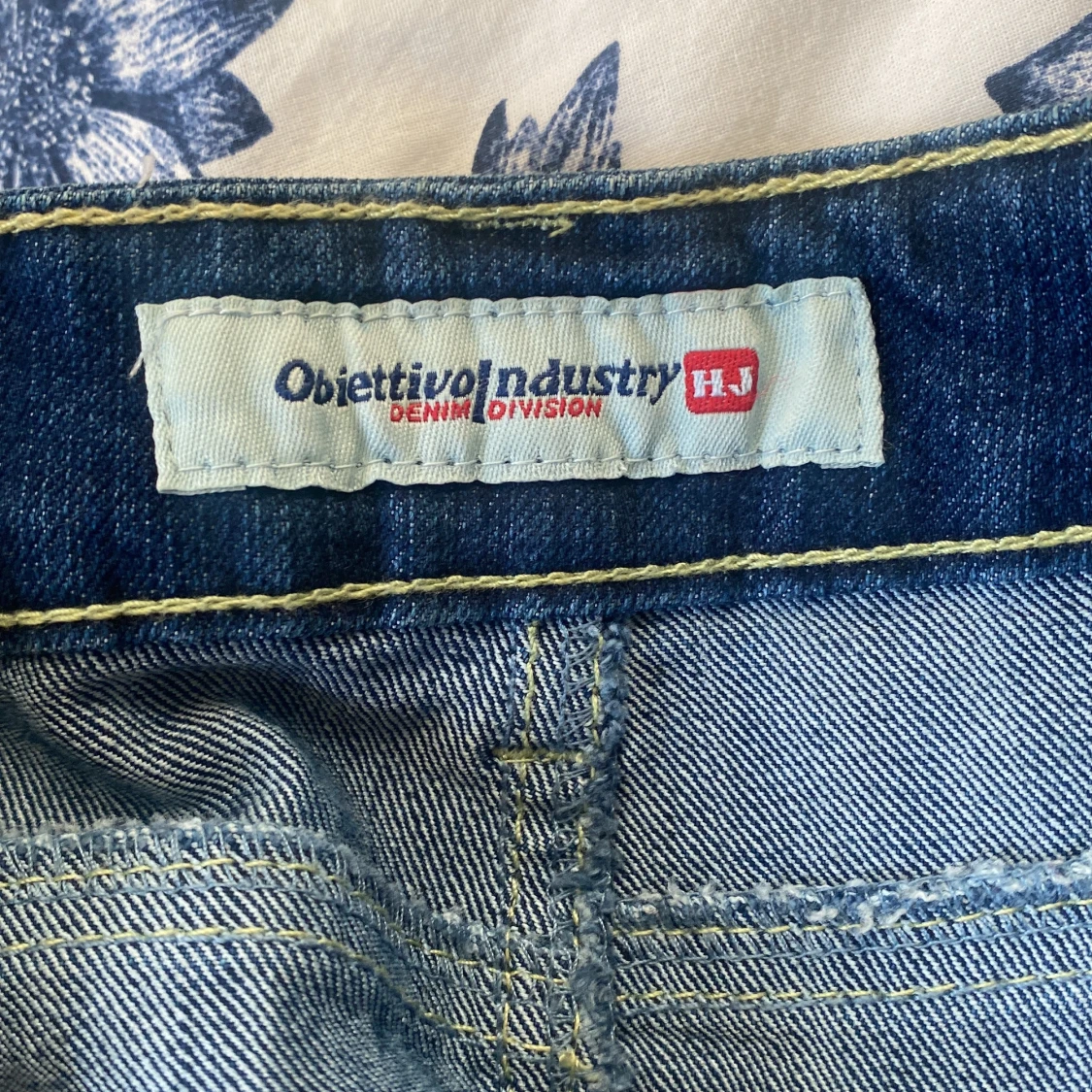 Jeanskjol med broderad blomma och strass - 4