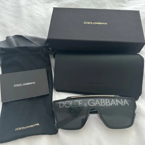 Dolce & Gabbana solglasögon  - Säljer Dolce & Gabbana solglasögon som endast är använda max 5 gånger. I mycket fint skick! Allt som syns på bilden följer med originalbox, fodral, putsduk och äkthetskort. Kvitto finns och de är beställda från Miinto. 