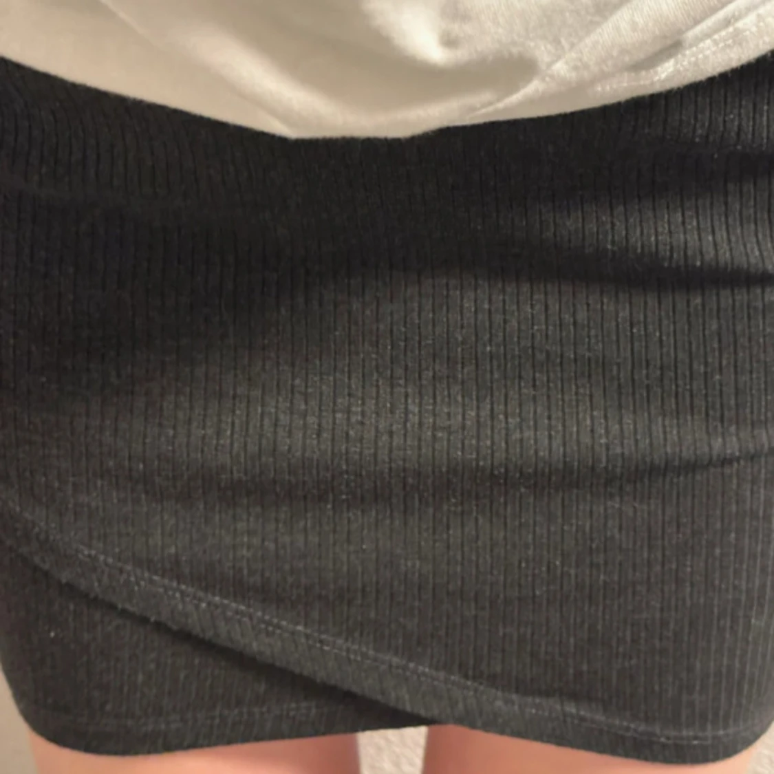 Svart ribbad kortkjol från Gina Tricot - 2