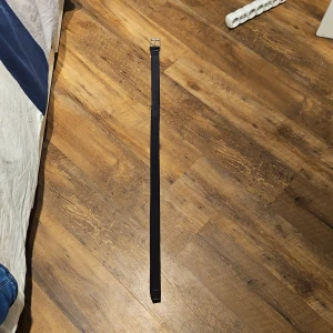 Flättat bälte - Mörblått Flättat bälte 105cm långt