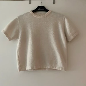 Beige stickad kortärmad tröja från Gina Tricot - Mysig beige stickad tröja från Gina Tricot. Använt några gånger. Passar XS-S