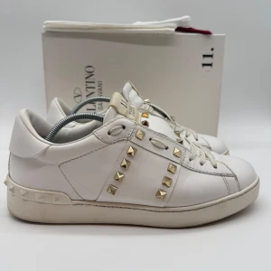 VALENTINO ROCKSTUD SNEAKERS - Valentino rockstud sneakers - Skick: 9/10 - Storlek 40 - Tillbehör: Box, kort - Nypris 7700kr - deluxecloset 