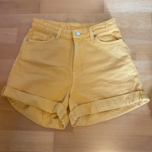 Gula shorts - Jättesnygga gula shorts från monki, jättefint skick! Skriv om du vill ha fler bilder eller har några frågor:)💛