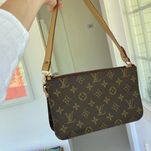 Brun axelväska från Louis Vuitton - Säljer en klassisk brun axelväska från Louis Vuitton (fake) assnygg och clean! 