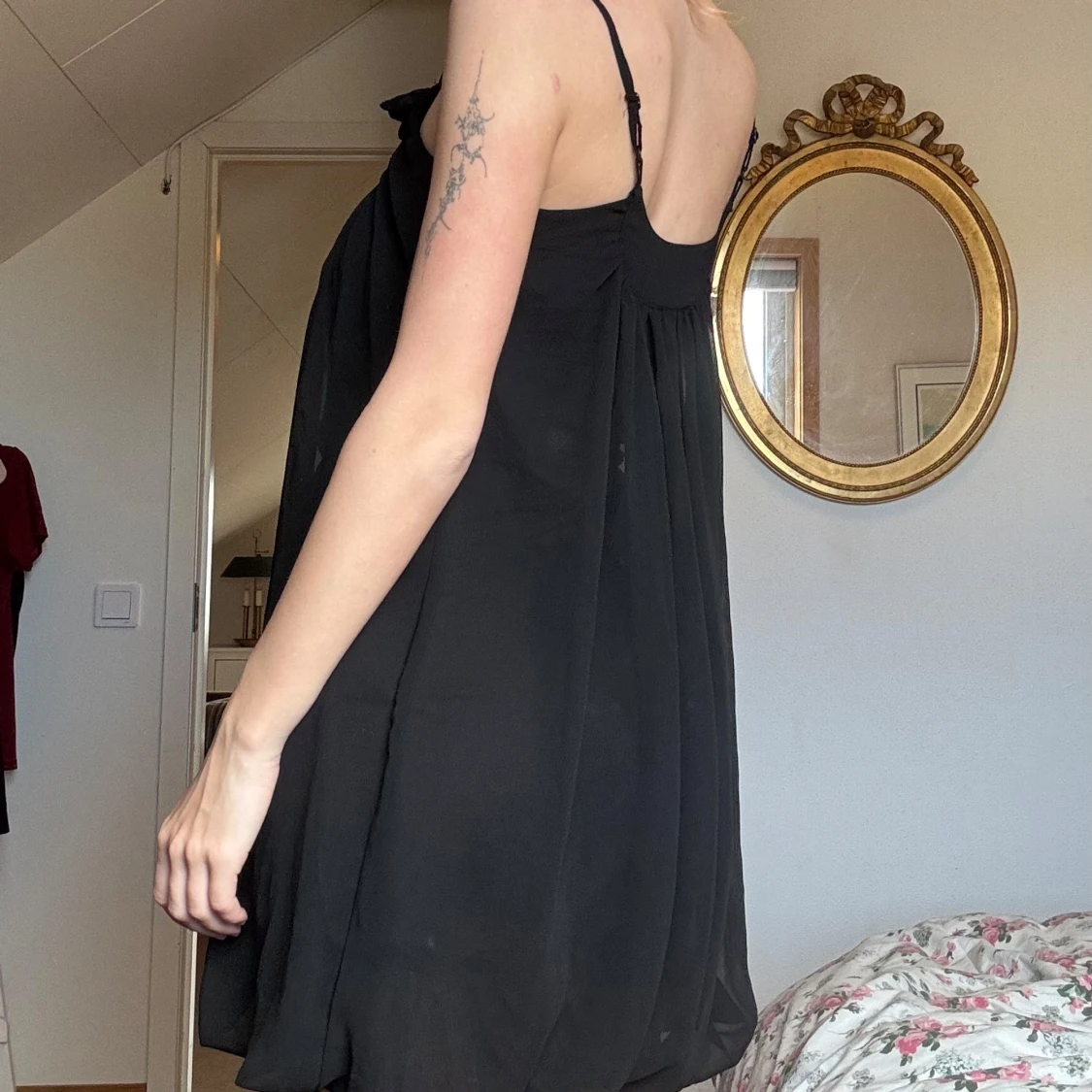 Svart kortklänning med rosdetaljer - 2