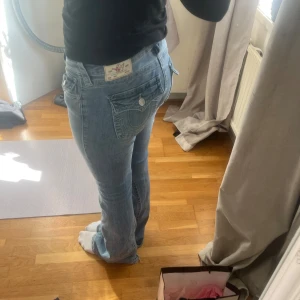 Ljusblå bootcut jeans från True Religion - Säljer ett par ljusblå jeans från True Religion som är booytcut. Har använt byxorna max 1 gång! Köpte för 1200kr och säljer dem för 600kr, pris kan diskuteras❤️