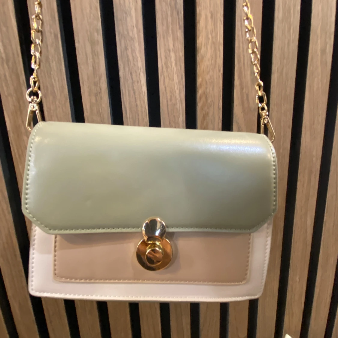 Grön och beige axelväska med guldkedja - 1