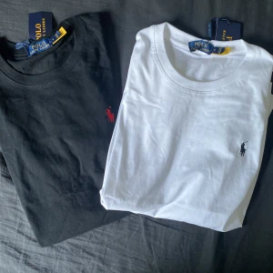 Svart och vit t-shirt från Polo Ralph Lauren - Två klassiska t-shirts från Polo Ralph Lauren i svart och vitt. Båda har rund halsringning och den ikoniska broderade loggan på bröstet. Perfekta basplagg med normal passform och mjukt bomullsmaterial. Sitter riktigt bra 
