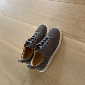 Gråa Christian Louboutin  - Tjena! Jag säljer mina gråa loubs i storlek 40/41 pga fel storlek, använd knappt en gång 10/10 skick, helt nyskick. Pris 2700 men såklart inte hugget sten, kan sänkas vid snabb och bra affär! Vill du ha fler bilder eller har andra funderingar så är de bara att höra av sig!