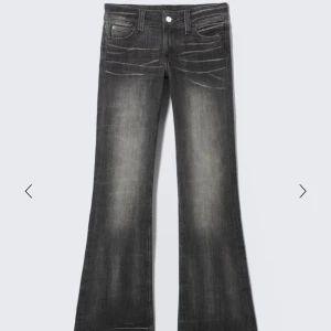 Cheap monday jeans 🖤 - Snygga svarta jeans med bootcut passform och slitna detaljer framtill. Jeansen har klassisk femficksdesign och en liten patch bak på linningen. Perfekta för dig som gillar en retroinspirerad look. Lite slitna längst ner 