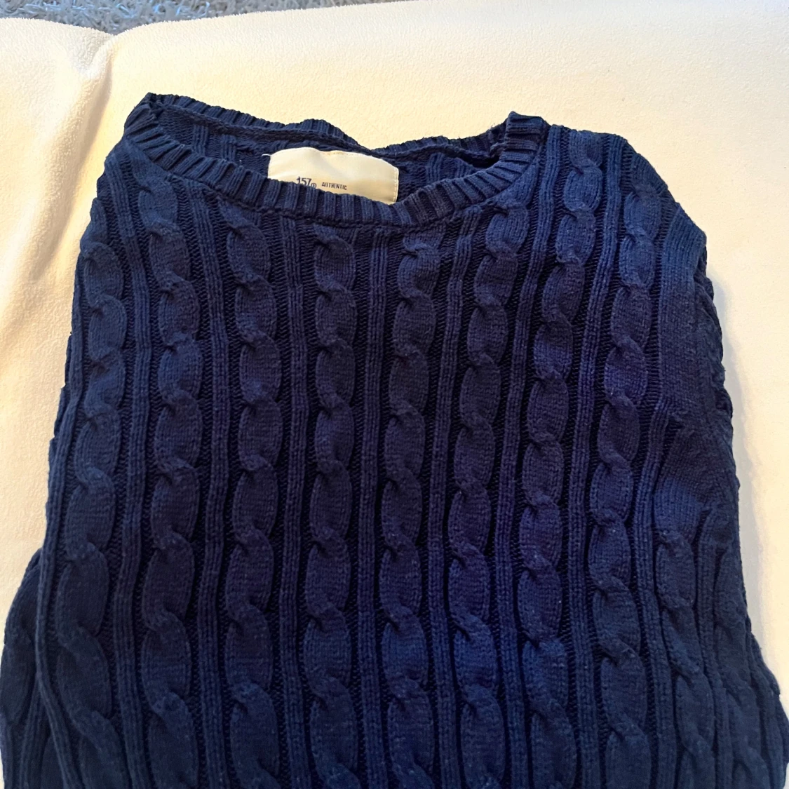 Mörkblå kabelstickad tröja från Iconic Sport