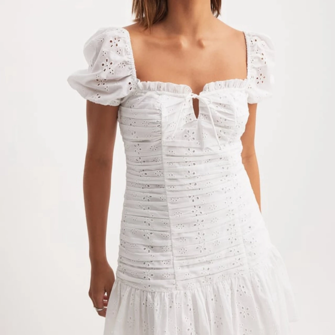 NAKD Vit broderad klänning med puffärm