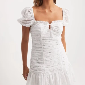 NAKD Vit broderad klänning med puffärm - Helt nytt skick med prislappar! Från NAKD nypris 599kr. Köpte som studentklänning men skaffade en annan istället. Kan därför inte returnera. Skriv för egna bilder!