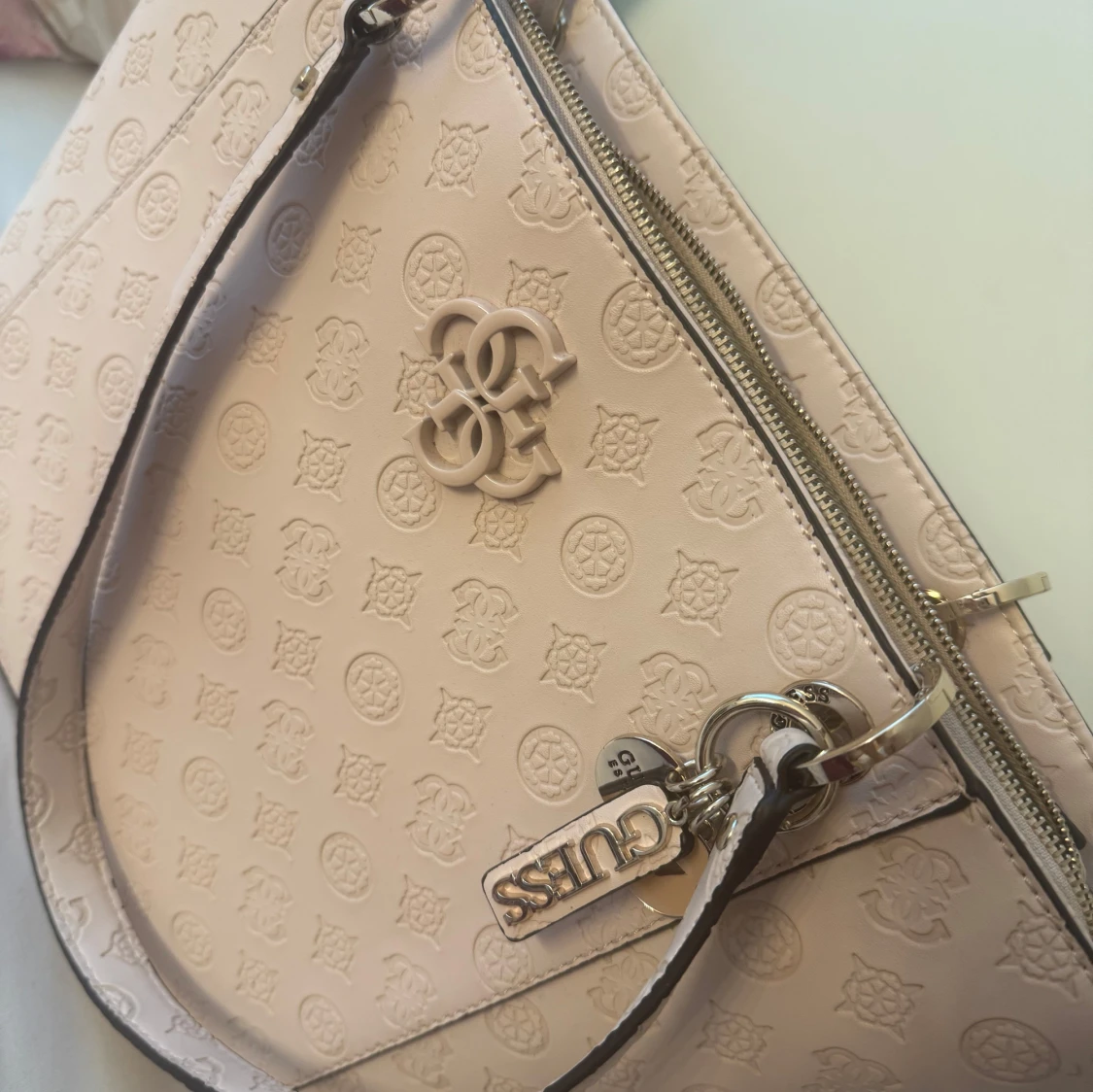 Ljusrosa /beige handväska från Guess - 4