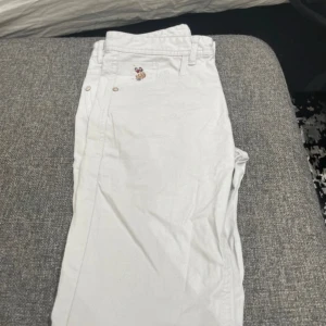 Vita jeans från US Polo Assn - Snygga vita jeans från US Polo Assn med broderad logga vid fickan. Slim fit. Den är i nyskick och ej använd. Säljs eftersom den inte passade mig. Mått: längd 100cm, midja 36,5cm